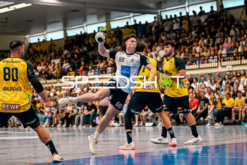 Finn Joneleit (#69; SV Salamander Kornwestheim) beim Wurf gegen Rhein Neckar Löwen