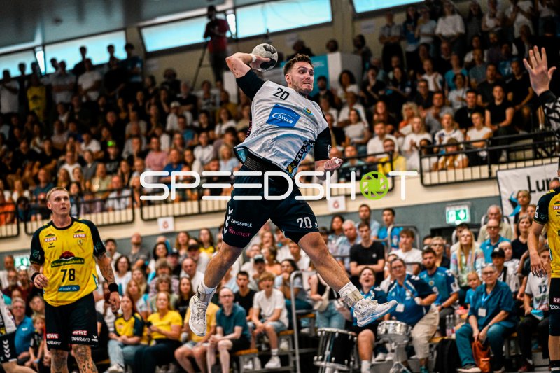 Moritz Lanig (#20; SV Salamander Kornwestheim) beim Sprungwurf