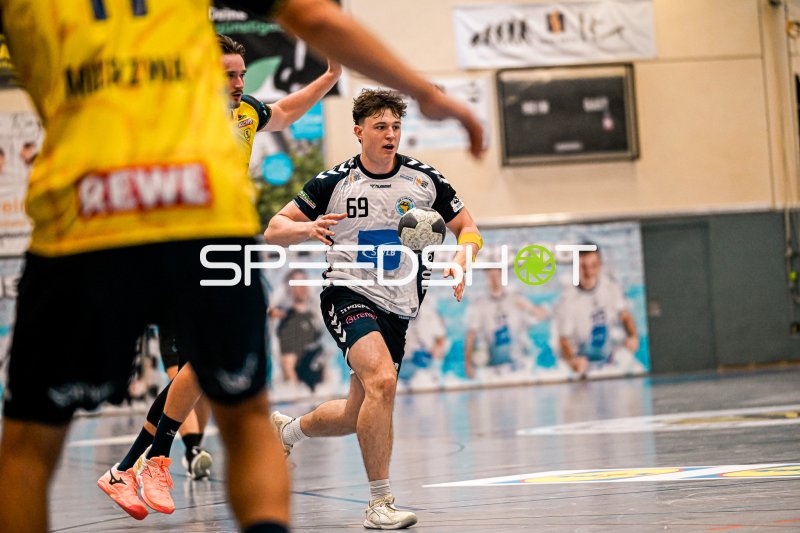 Finn Joneleit (#69; SV Salamander Kornwestheim) im Angriff gegen Rhein Neckar Löwen
