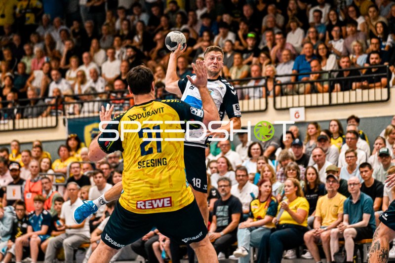 Felix Kazmeier (#18; SV Salamander Kornwestheim) beim Sprungwurf gegen Aron Seesing (#21; Rhein Neckar Löwen)