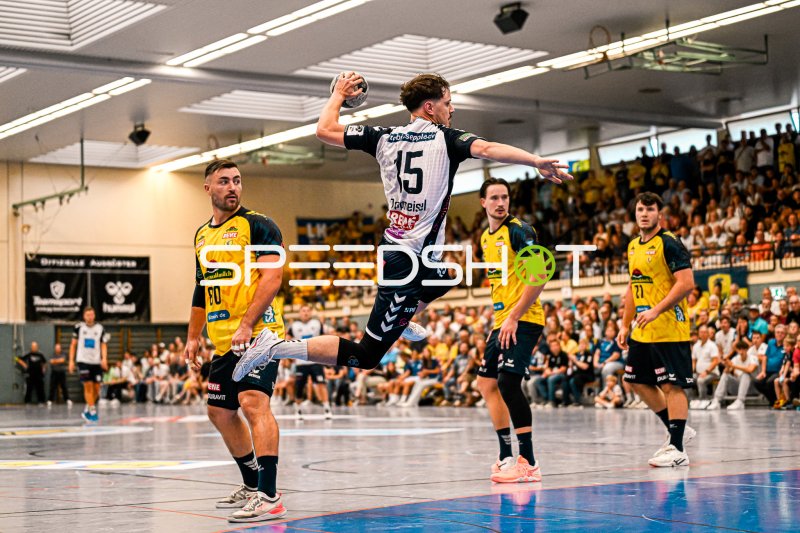 Tim Zeppmeisel (#15; SV Salamander Kornwestheim) beim Sprungwurf gegen Rhein Neckar Löwen