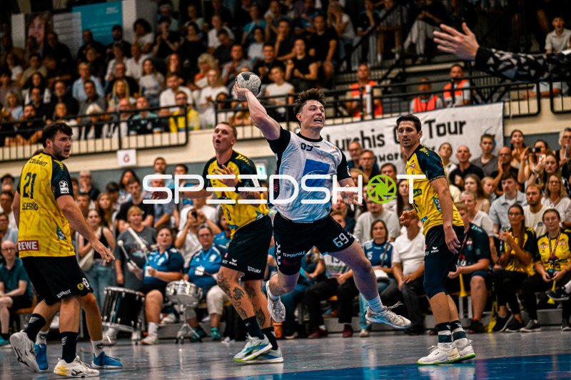 Marius Steinhauser (#19; Rhein Neckar Löwen) beim Sprungwurf in Kornwestheim