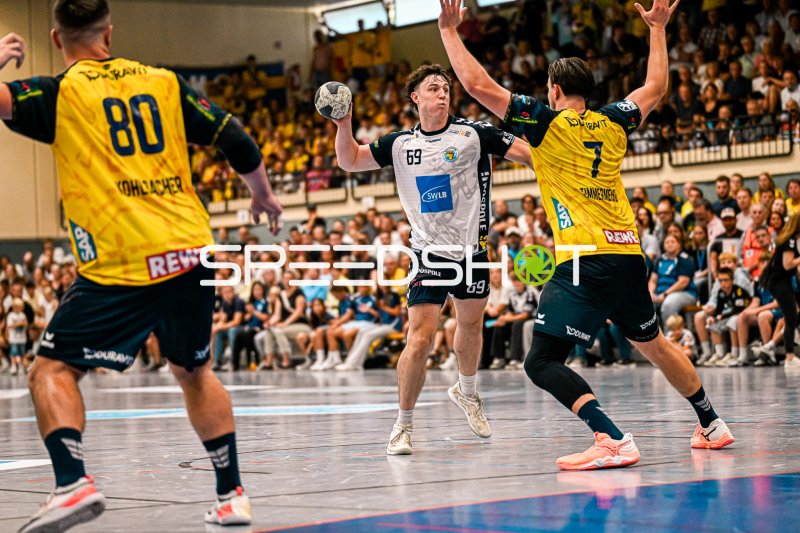 Finn Joneleit (#69; SV Salamander Kornwestheim) im Angriff gegen Rhein Neckar Löwen