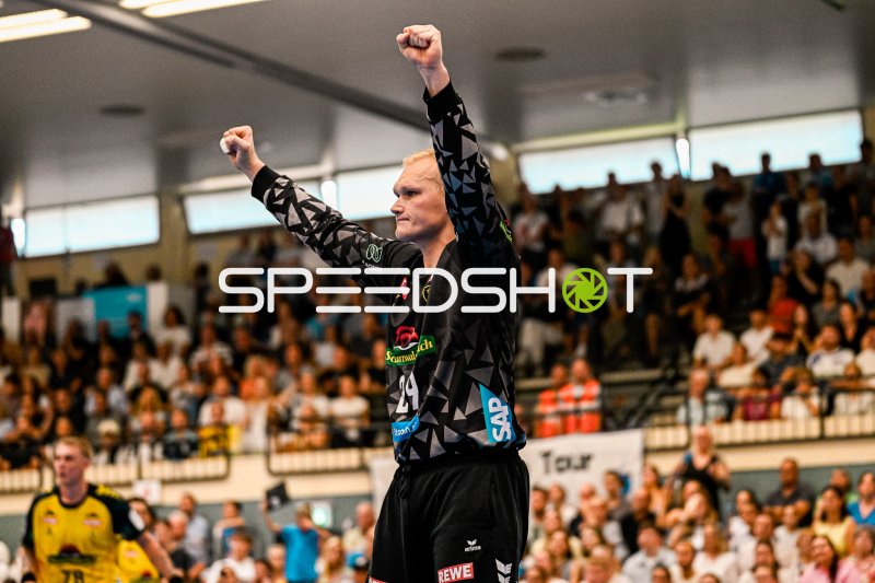 David Spath (#29; Rhein Neckar Löwen) jubelt mit geballten Fäusten