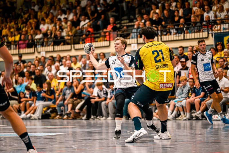 Luke Kaysen (#27; SV Salamander Kornwestheim) im Wurfangriff gegen Aron Seesing (#21; Rhein Neckar Löwen)