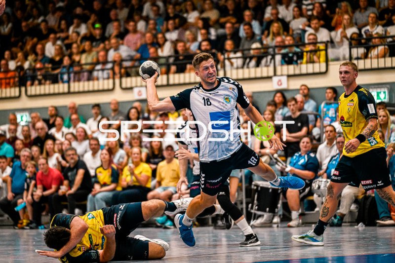 Felix Kazmeier (#18; SV Salamander Kornwestheim) beim Sprungwurf gegen Rhein Neckar Löwen