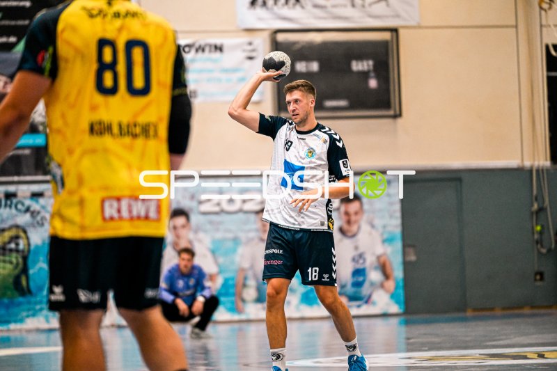 Felix Kazmeier (#18; SV Salamander Kornwestheim) beim Wurfansatz