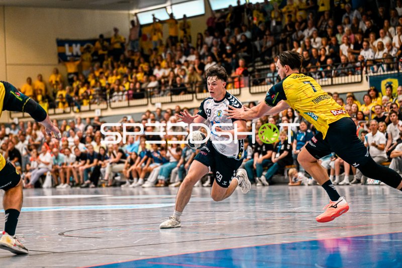 Finn Joneleit (#69; SV Salamander Kornwestheim) im Durchbruch gegen Robert Timmermeister (#7; Rhein Neckar Löwen)