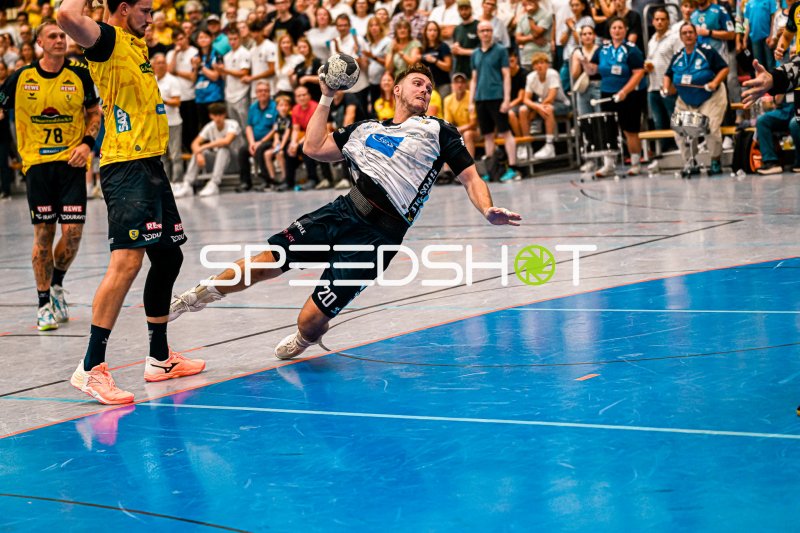 Moritz Lanig (#20; SV Salamander Kornwestheim) beim Sprungwurf gegen Rhein Neckar Löwen