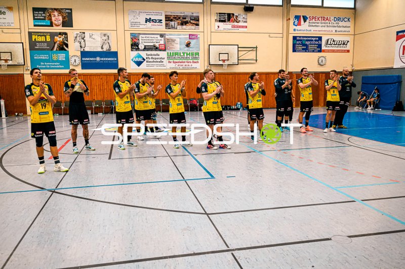 Rhein Neckar Löwen feiern mit Marius Steinhauser und Niclas Mierzwa den Sieg in Kornwestheim