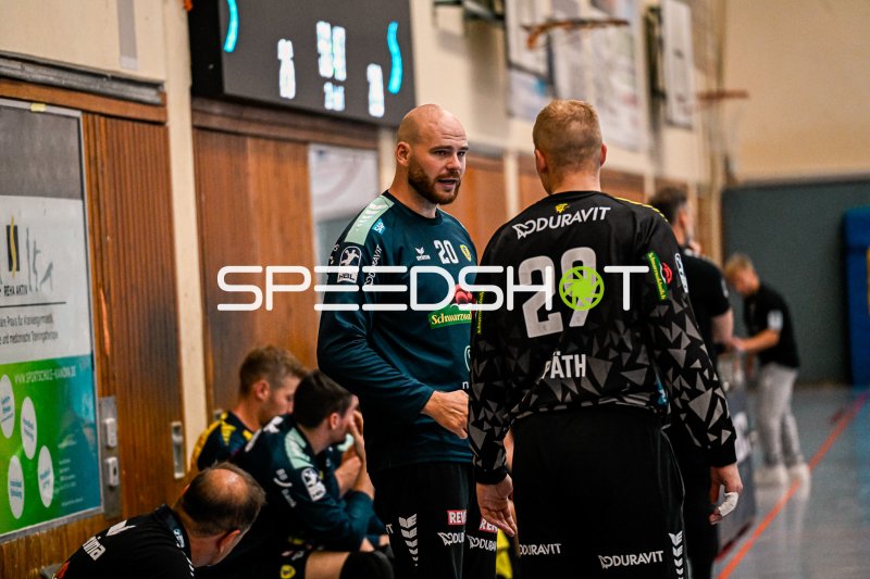 Mike Jensen (#20; Rhein Neckar Löwen) im Gespräch mit David Spath (#29)