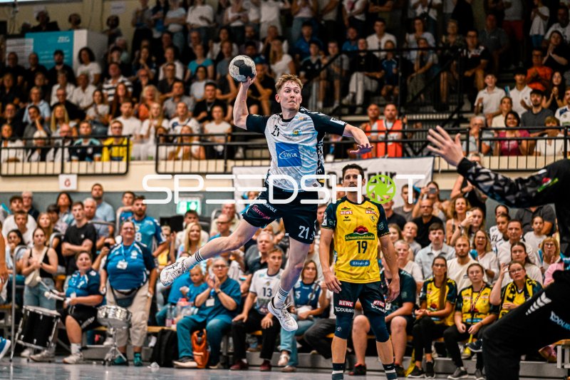 Marco Lantella (#21; SV Salamander Kornwestheim) beim Sprungwurf gegen Rhein Neckar Löwen