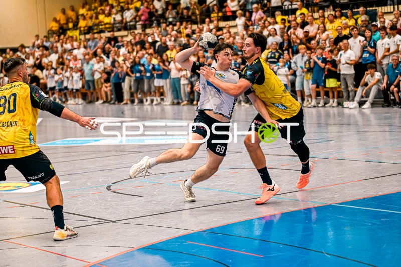 Finn Joneleit (#69; SV Salamander Kornwestheim) im Wurf gegen Robert Timmermeister