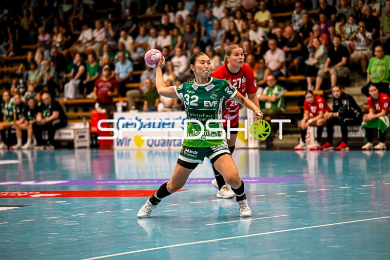 Spielerin (#32) beim Wurfansatz in der Sporthalle Ost Kornwestheim