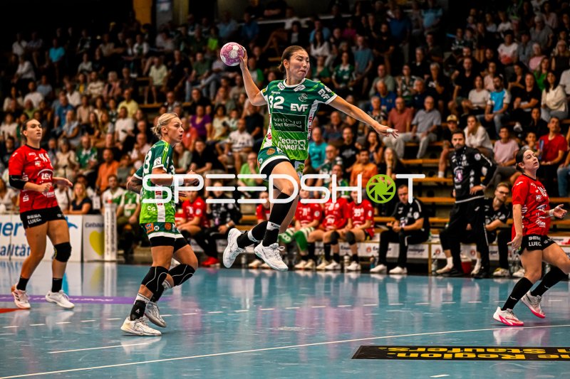 Spielerin (#32) beim Sprungwurf in der Sporthalle Ost Kornwestheim