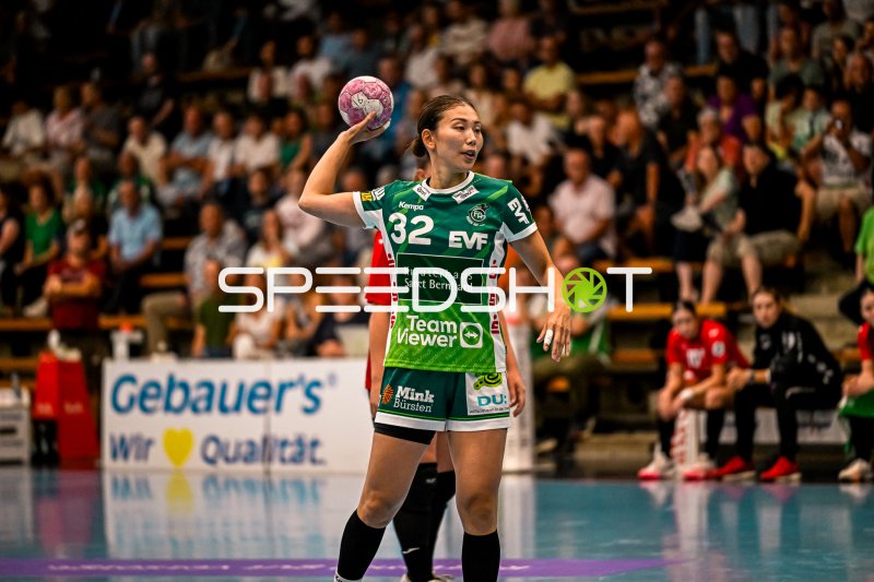 Spielerin #32 beim Wurfansatz in der Sporthalle Ost Kornwestheim