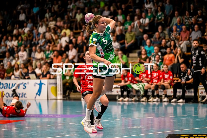 Spielerin (#5) beim Sprungwurf in der Sporthalle Ost Kornwestheim