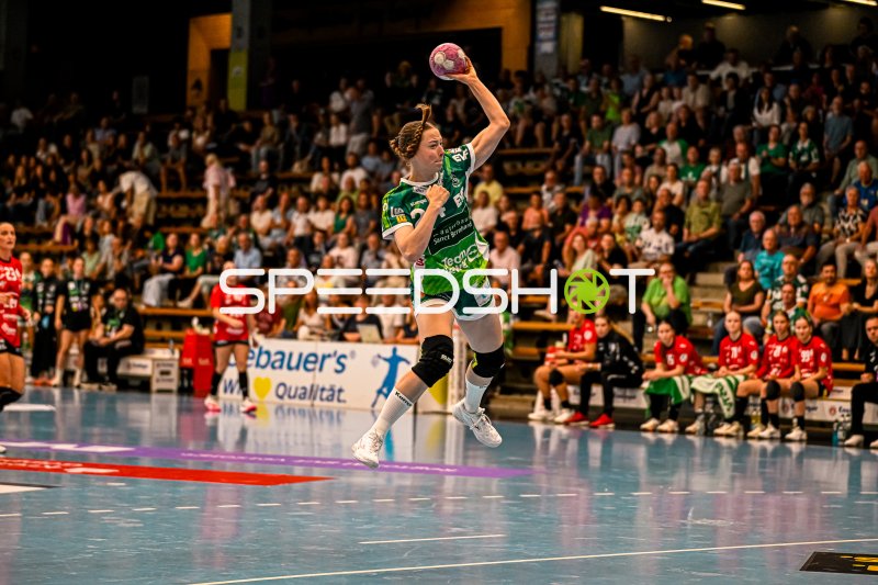 Sprungwurf einer Spielerin im Heimspiel in der Sporthalle Ost Kornwestheim