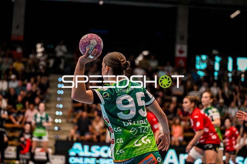 Spielerin (#95) beim Wurfansatz in der Sporthalle Ost Kornwestheim