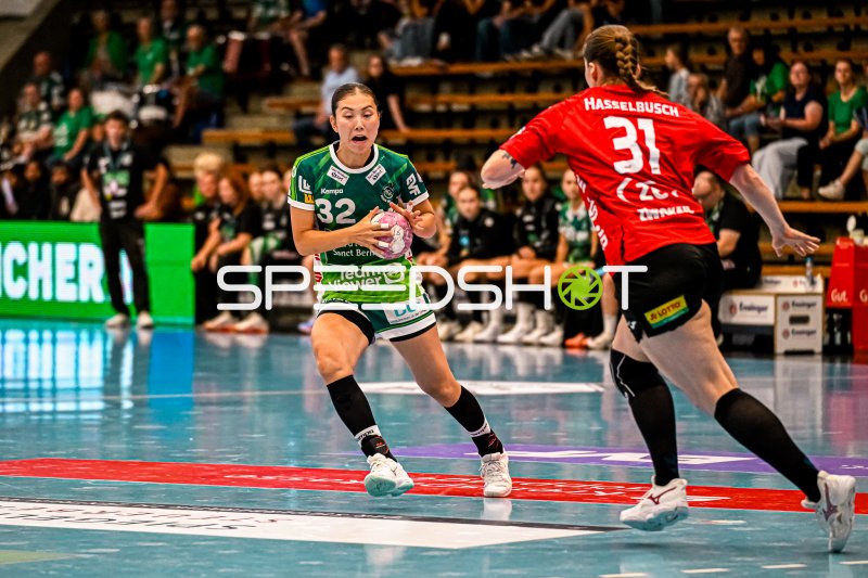 Spielerin (#32) im Zweikampf gegen Hasselbusch (#31) in Kornwestheim