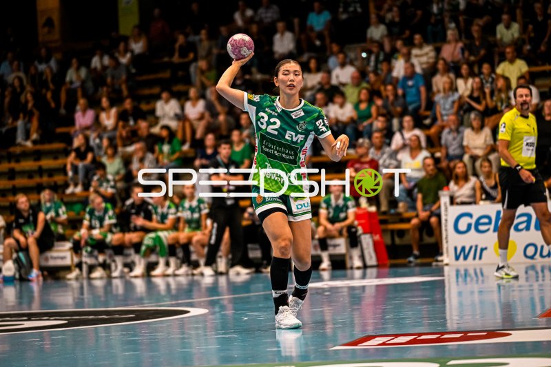 Spielerin (#32) beim Wurfansatz in der Sporthalle Ost Kornwestheim