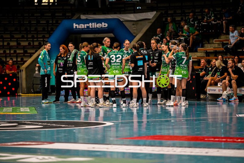 Auszeit-Besprechung eines Damen-Handball-Teams in der Sporthalle Ost Kornwestheim
