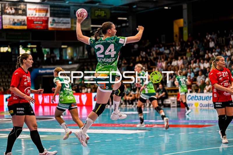 Scherer (#24) springt zum Wurf in der Sporthalle Ost Kornwestheim
