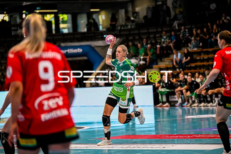 Wurfaktion einer Spielerin im Damen-Handball in Kornwestheim