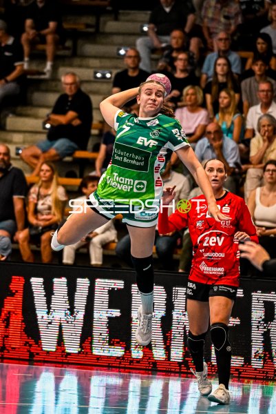 Wurfaktion im Sprung beim Damenhandball in Kornwestheim