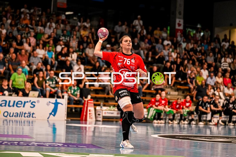 Spielerin (#76) beim Wurfansatz in der Sporthalle Ost Kornwestheim