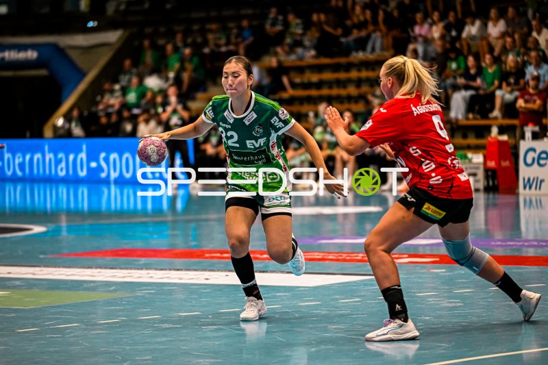Spielerin (#32; grünes Team) im Eins-gegen-Eins-Duell in Kornwestheim