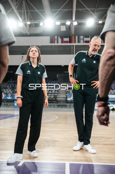 Team Deutschland u16w – Offizieller und Spielerin auf dem Parkett in Pitesti