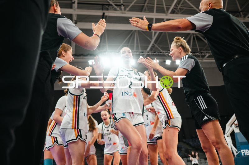 Catharina Schlechter (#2; Deutschland u16w) beim Einlaufen mit Teamjubel