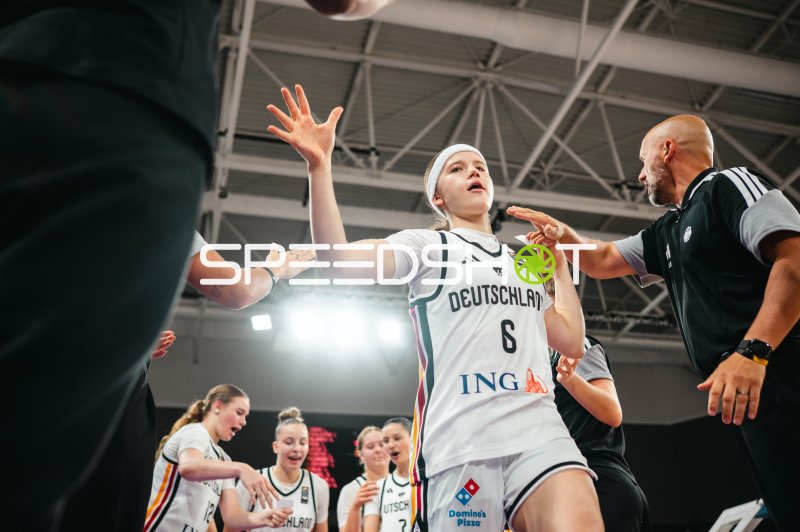 Emilia Atsur (#6; Deutschland u16w) beim Mannschafts-Huddle