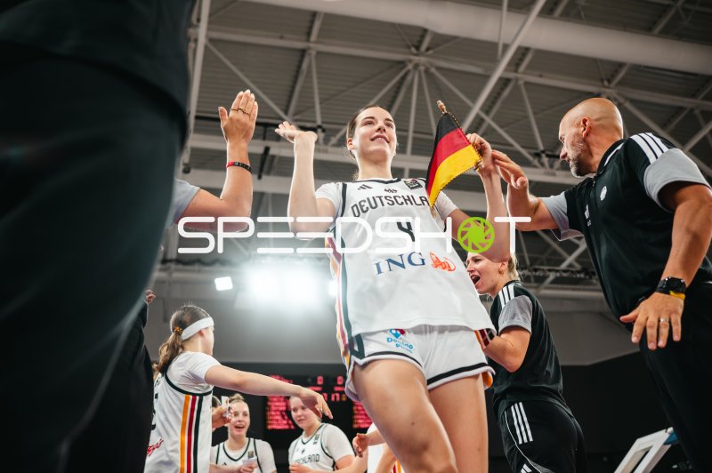 Clara Rink (#4; Deutschland u16w) feiert mit Deutschlandfahne in der Pitesti Arena