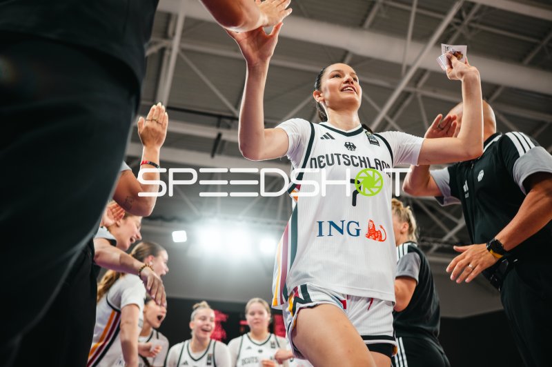 Lana Förster (#7; Deutschland u16w) beim Jubel mit dem Team