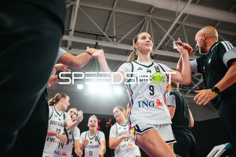 Ella Schrader (#9; Deutschland u16w) beim Einlaufen in der Pitesti Arena