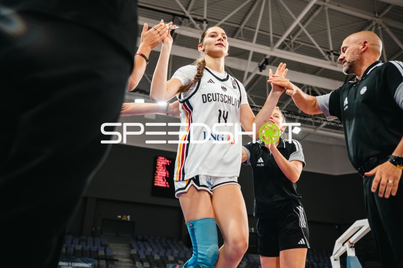 Mia Melissa Koloszar (#14; Deutschland u16w) beim Einlaufen mit Teambetreuung