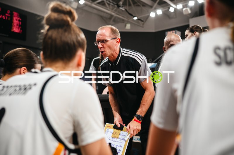 Trainer Deutschland u16w gibt Anweisungen beim Timeout in Pitesti