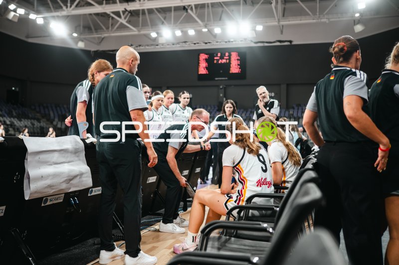Team Deutschland u16w in der Auszeit-Besprechung in der Pitesti Arena