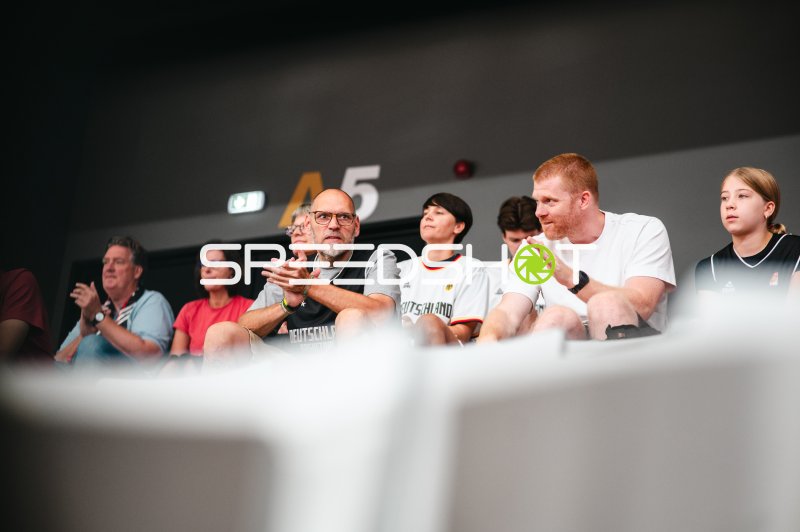 Deutschland-Fans verfolgen das Spiel in der Pitesti Arena