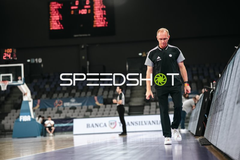 Trainer Deutschland u16w an der Seitenlinie in der Pitesti Arena