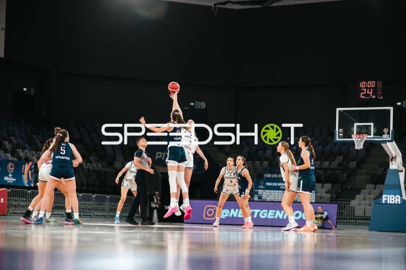 Catharina Schlechter (#2; Deutschland u16w) beim Sprungball-Duell
