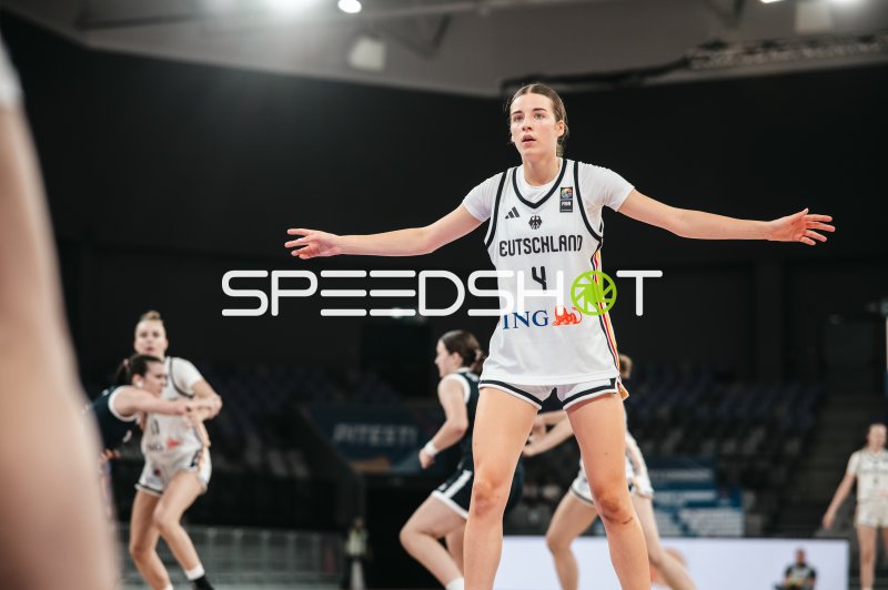 Clara Rink (#4; Deutschland u16w) in Defensivstellung beim Basketball