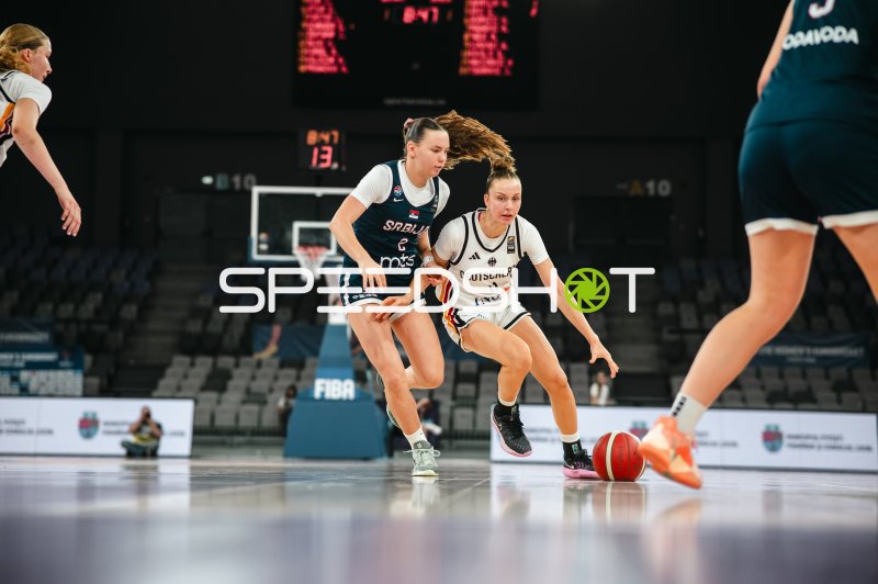 Deutschland u16w im Zweikampf gegen Serbien beim Dribbling