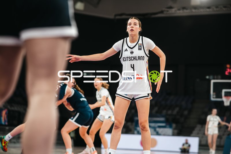 Clara Rink (#4; Deutschland u16w) beobachtet das Spielgeschehen