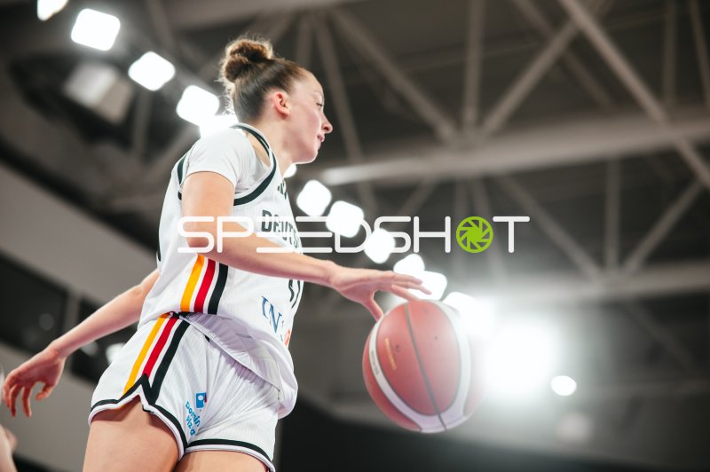 Deutschland u16w-Spielerin beim Dribbling in der Pitesti Arena