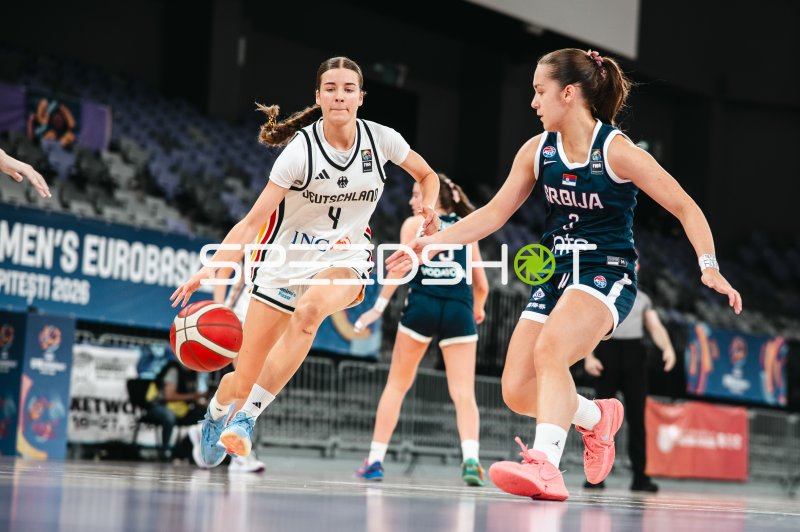 Clara Rink (#4; Deutschland u16w) im Dribbling gegen Serbien