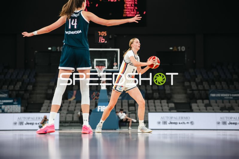 Catharina Schlechter (#2; Deutschland u16w) mit Ball unter Druck