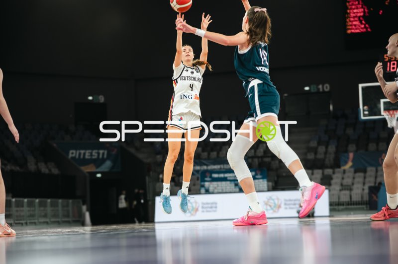 Clara Rink (#4; Deutschland u16w) beim Sprungwurf gegen Gegnerin